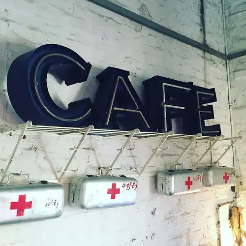 Schriftzug Cafe, unbeleuchtet