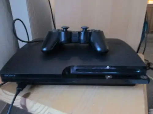 PlayStation 3 (mit 120 GB Festplattenspeicher), zwei kabellosen Bedienteilen (Controller) und 47 !!! Sport- und Renn-Spielen