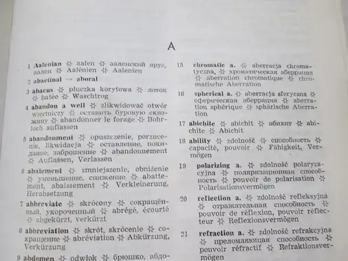 Romuald Zylka: Wydawnictwa Geologiczne: Geologisches Wörterbuch - englisch-polnisch+russisch+französisch+deutsch /
Wydawnictwa Geologiczne : Geological Dictionary / Slownik Geologiczny / Dictionnaire De Geologie. 