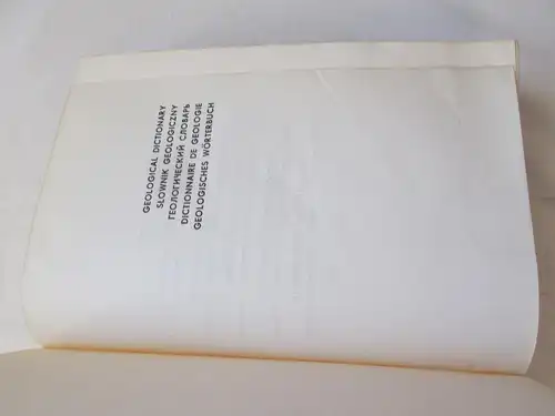 Romuald Zylka: Wydawnictwa Geologiczne: Geologisches Wörterbuch - englisch-polnisch+russisch+französisch+deutsch /
Wydawnictwa Geologiczne : Geological Dictionary / Slownik Geologiczny / Dictionnaire De Geologie. 