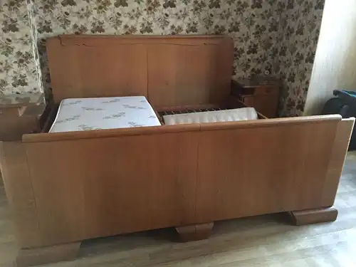 Komplettes Schlafzimmer um 1940.Bestehend aus Doppelbett ( auch einzeln aufstellbar), zwei Nachttischchen und einem  dreitüriger Kleiderschrank .