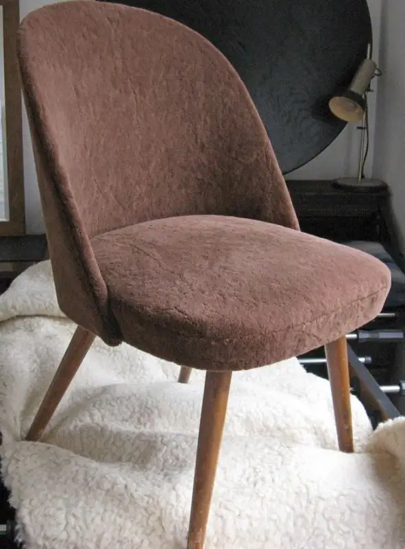 3 x Cocktailstuhl von Thonet. Erdbrauner, leicht marmorierter, flauschiger Stoff ohne Flusen und Knäuelchen, ca-Maße: Sitzhöhe 44, Breite 49, Sitztiefe 44 cm.

390,-€
 0