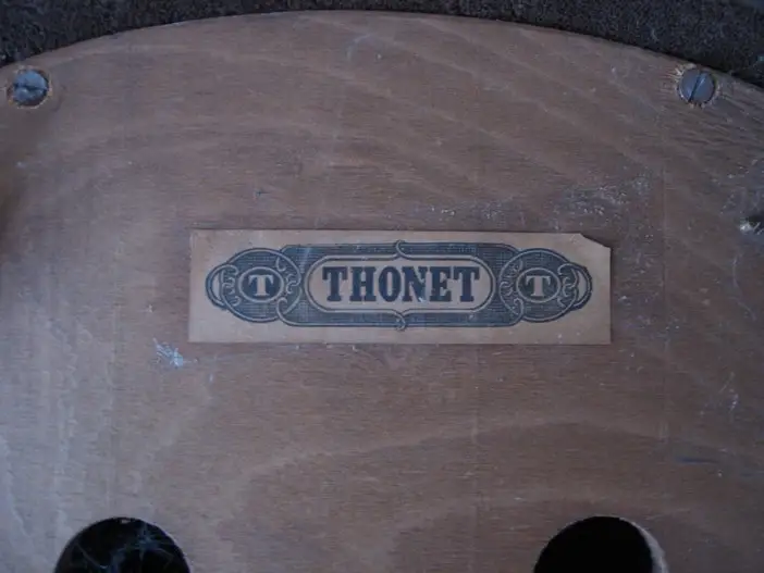 3 x Cocktailstuhl von Thonet. Erdbrauner, leicht marmorierter, flauschiger Stoff ohne Flusen und Knäuelchen, ca-Maße: Sitzhöhe 44, Breite 49, Sitztiefe 44 cm.

390,-€
 1