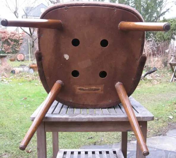 3 x Cocktailstuhl von Thonet. Erdbrauner, leicht marmorierter, flauschiger Stoff ohne Flusen und Knäuelchen, ca-Maße: Sitzhöhe 44, Breite 49, Sitztiefe 44 cm.

390,-€
 2