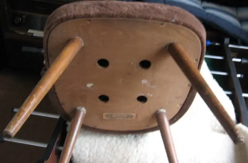 3 x Cocktailstuhl von Thonet. Erdbrauner, leicht marmorierter, flauschiger Stoff ohne Flusen und Knäuelchen, ca-Maße: Sitzhöhe 44, Breite 49, Sitztiefe 44 cm.

390,-€
 3