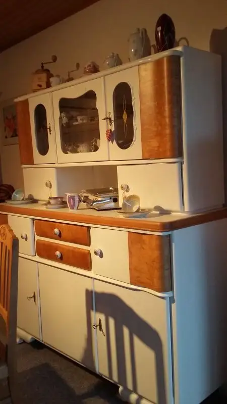 Perfekt restaurierter Küchenschrank.  0