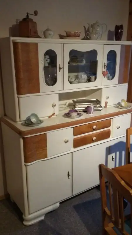 Perfekt restaurierter Küchenschrank.  1