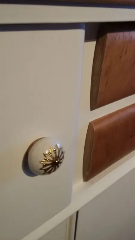 Perfekt restaurierter Küchenschrank.  3