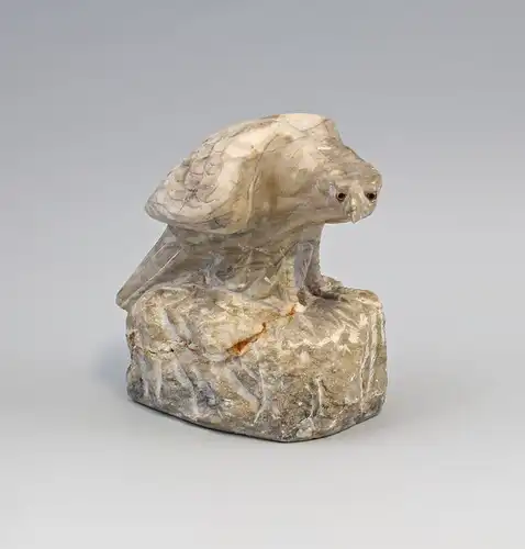 Marmor Skulptur lauernder Adler auf einem Felsen 99838027