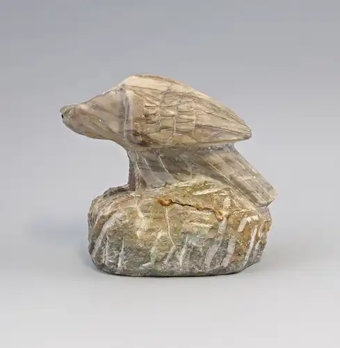 Marmor Skulptur lauernder Adler auf einem Felsen 99838027