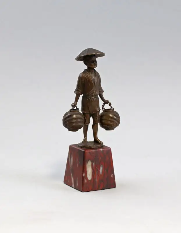 7938008 Kleine Bronze-Skulptur Knabe mit Hut Asiatischer Reisbauer 0