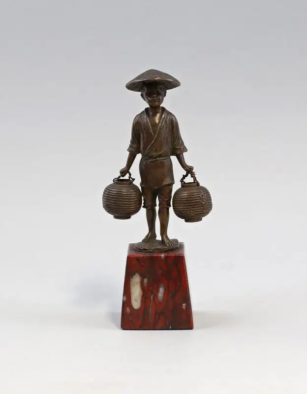 7938008 Kleine Bronze-Skulptur Knabe mit Hut Asiatischer Reisbauer 1