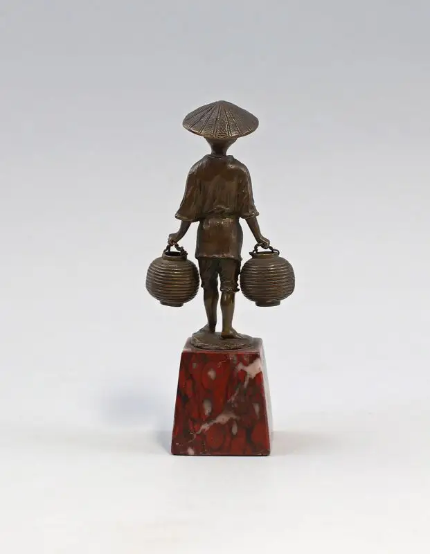 7938008 Kleine Bronze-Skulptur Knabe mit Hut Asiatischer Reisbauer 2