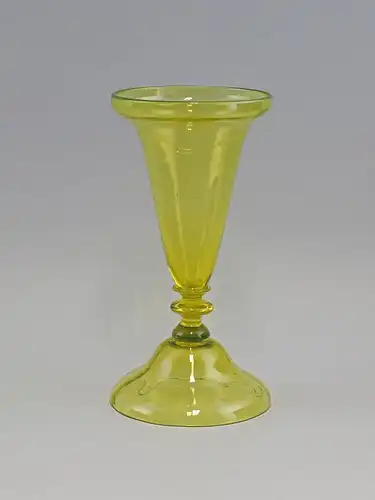 7935047 Uran-Glas Vase Art déco um 1920