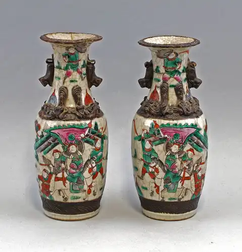 99839073 Paar Porzellan Vasen China Kangxi Nian Zhi Emailmalerei Kriegsszenen