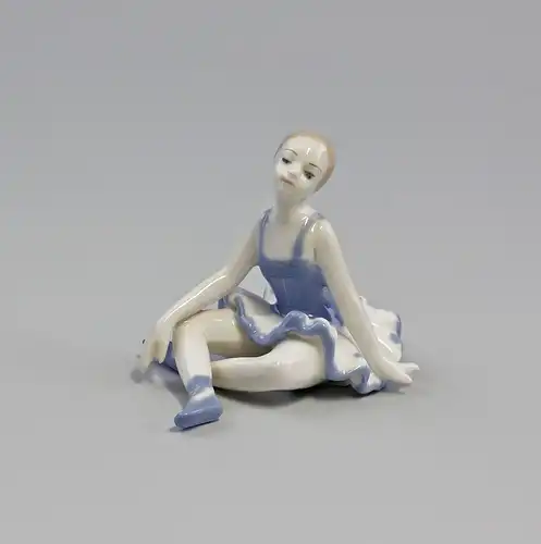 Porzellan Sitzende Ballerina Tänzerin  blau 9973076  II.Wahl