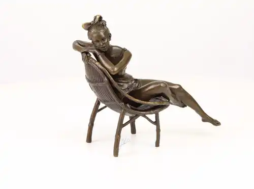 9973403-dssp Bronze Skulptur junge Frau sitzend keck erotisch neu