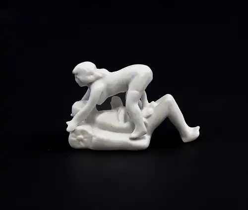 Porzellan Figur bisquit Erotische Miniatur Kamasutra Kämmer H3,5cm 9944329