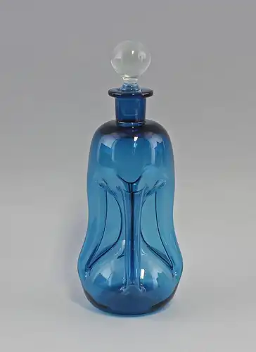 Blaue Glas Karaffe mit gekniffener Wandung 99835193