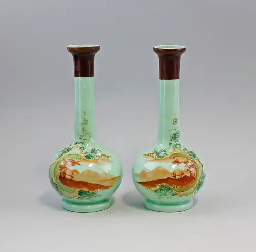 7935028 Paar Glas Vasen Enghals von Hand emailbemalt Landschaftsmotive 19. Jh.