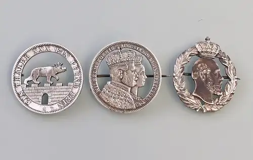 8290004 3 Patriotische Broschen Silber Münzen Krönungsthaler Vereinsthaler 1862