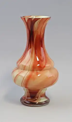 8235014 Karneolglas Opalglas Vase Böhmen um 1920