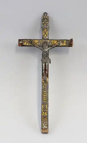 8369001 Altes Kruzifix 18./19. Jh. Holz Metallblech-Applikationen