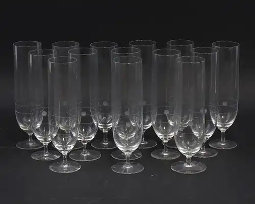 8335046 Satz 14 geschliffene Sektgläser Kristall Glas um 1950