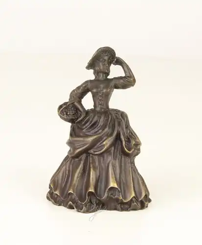 99937635 Bronze figürliche Glocke Dame Lady mit Korb 5x7x9cm