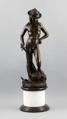 9937479 Bronze-David nach Donatello weiße Steinsäule runder Sockel