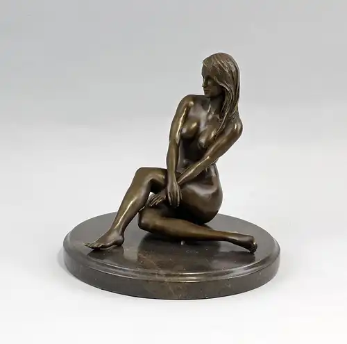 9937749 Bronze Skulptur Figur weiblicher Akt sitzend sign.Claude 18x19cm