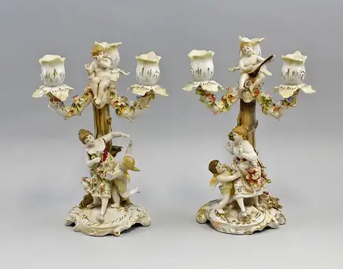 9937610-dss Porzellan Paar 3-armige Leuchter handmodell. Blüten Figuren H26cm