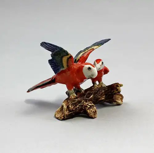 Miniatur Porzellan Figur Rote Ara-Gruppe  auf Ast 9982023