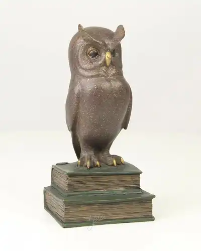 9973295-dss Bronze Skulptur Eule Bücherstapel Eule der Weisheit farbig 11x10x13c