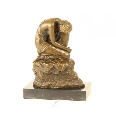 9937119 Bronze Skulptur Figur halbnackte Schönheit sitzend sign.Milo 16x13cm