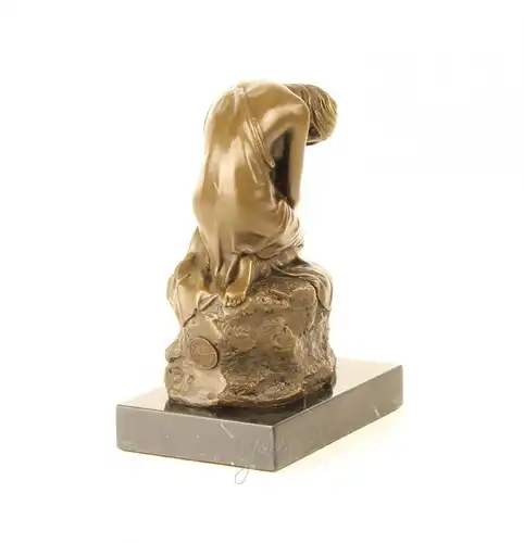 9937119 Bronze Skulptur Figur halbnackte Schönheit sitzend sign.Milo 16x13cm