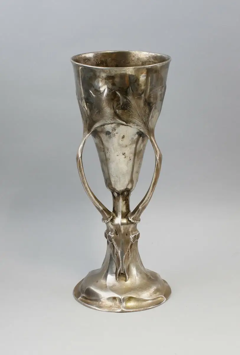 99830058 Versilberter Jagdpokal Entwurf Hugo Leven Kayserzinn 4500 Jugendstil 0
