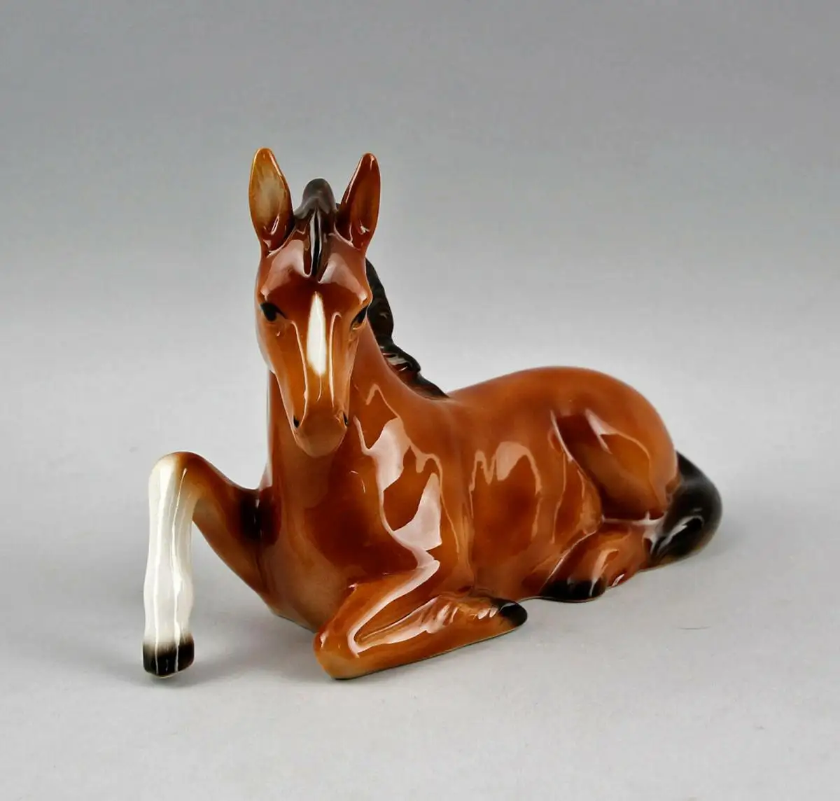 9942396 Wagner&Apel Porzellan Figur Pferd liegend braun 14,5x22cm 1