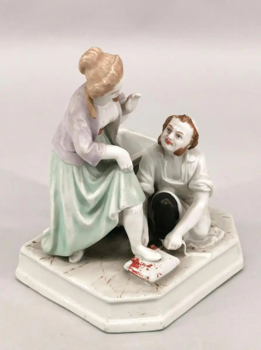 99840811 Figurenvase Thüringen Schuhbinder 19.Jh. H19cm 1