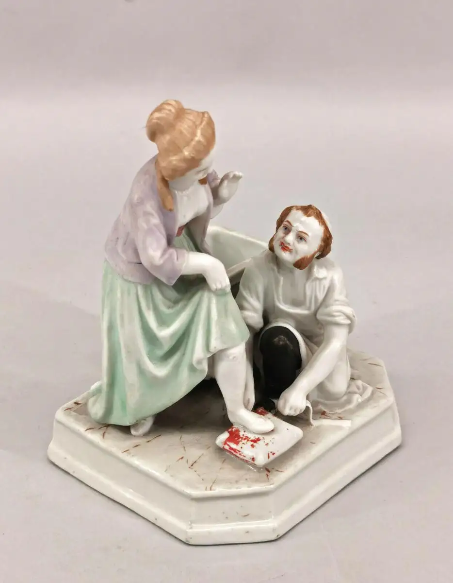 99840811 Figurenvase Thüringen Schuhbinder 19.Jh. H19cm 2