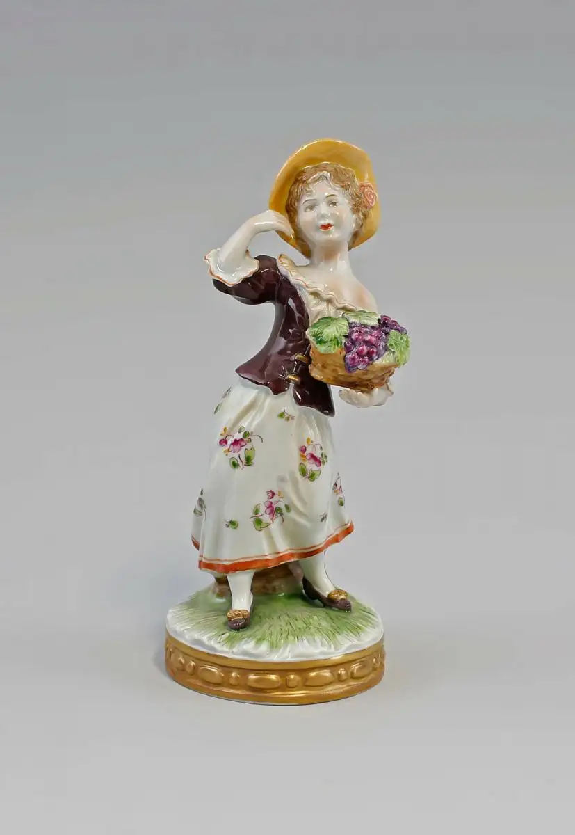 8340237 Porzellan-Figur Rokoko Händlerin mit Weintrauben Korb Unterweißbach 0