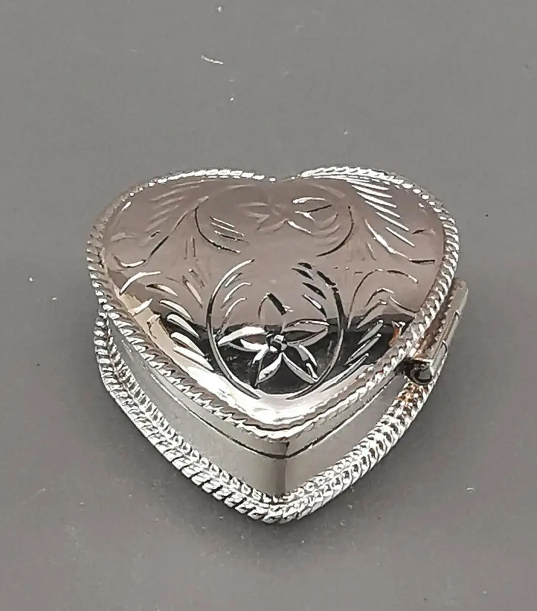 9923084 925er Silber Döschen Kordelrand Pillendose Gravur Herz 3x3x1,2cm 0