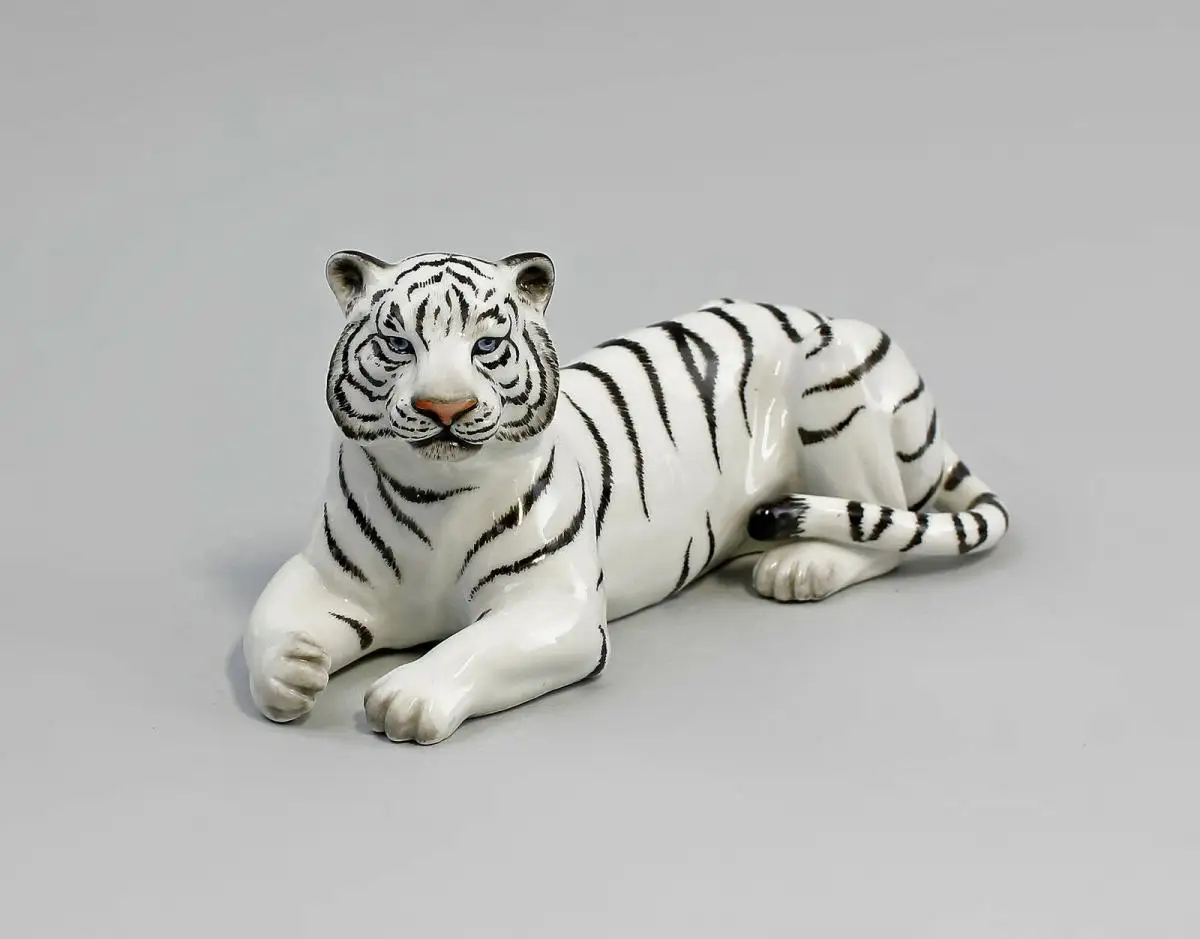 9944010 Porzellan Figur liegender Weißer Tiger fein bemalt Kämmer 15x6x7cm 1