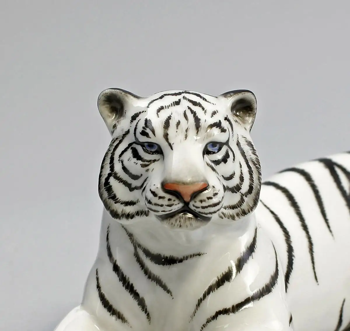 9944010 Porzellan Figur liegender Weißer Tiger fein bemalt Kämmer 15x6x7cm 3