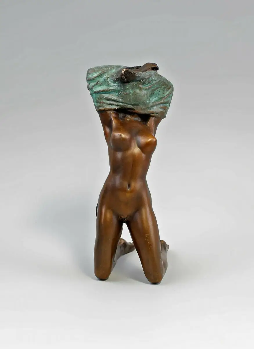 9973072 Bronze Skulptur Figur weiblicher Akt kniend  10x18x8cm 0