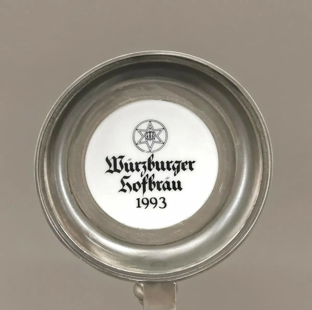 99848099-d Fayence-Bierkrug Würzburger Hofbräu Jahreskrug 1993 H24,5cm 4