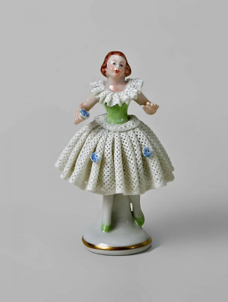 9944309 Porzellan Spitzenfigur kleine Ballerina mit Spitzenrock Kämmer H8cm 0