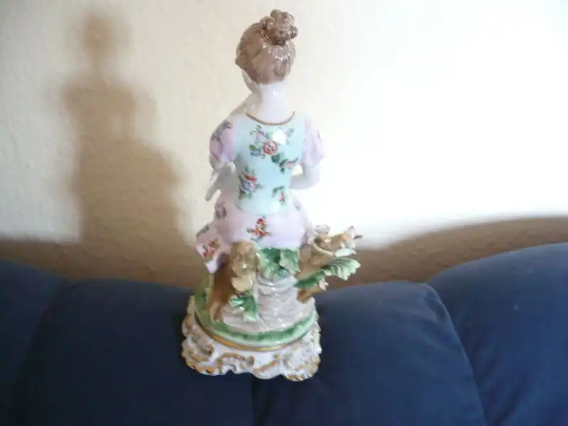 Mädchen füttert Taube (10)  Preis reduziert 1