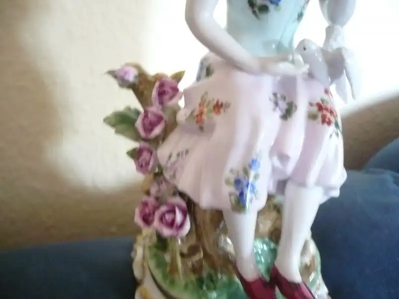 Mädchen füttert Taube (10)  Preis reduziert 3