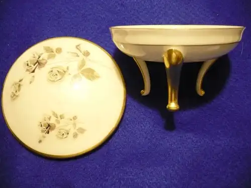 Alte Porcellan-Zierdose auf 3 Beinen mit Goldverzierung und floralem Dekor  (228) Preis reduziert
